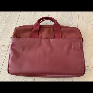 Incase laptop bag w/shoulder strap.